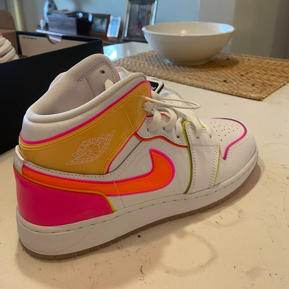 Nike Air Jordan 1 Mid Edge Glow